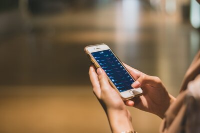 Meldung: Digitaler Elternabend "Handy unterm Weihnachtsbaum. Was sollten Eltern dabei beachten?"
