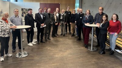 Auftakt zum AKNW-Mentoring-Programm: Dr. Friederike Höher (l., Business-Coach) und Ernst Uhing (Präsident AKNW) begrüßten die Mentees und Mentor*innen in der Architektenkammer NRW. – Foto: Christof Rose/Architektenkammer NRW (Bild vergrößern)