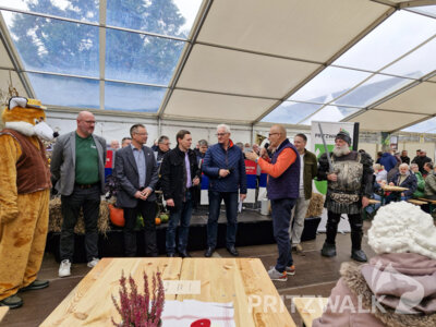 Die Knieperkohlsaison wurde von Pritzwalks Bürgermeister Dr. Ronald Thiel (v.) offiziell eröffnet. Foto: Sandra Bels/Stadt Pritzwalk (Bild vergrößern)