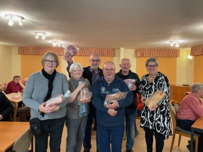 Siegerehrung beim Spieleabend in Göhlen (v.l.) Christel Stroka, Annelie Schröder, Udo Möller, Jürgen Beuch, Helmut Seyer und Ute Tiede.