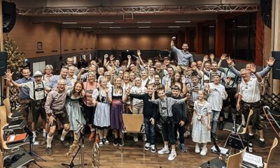 Abschluss zur später Stunde auf der Bühne (Bild vergrößern)