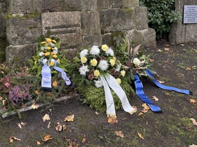 Die Kränze der Stadtverwaltung sowie der CDU- und der AfD-Fraktion wurden vor dem Mahnmal niedergelegt. (Bild vergrößern)