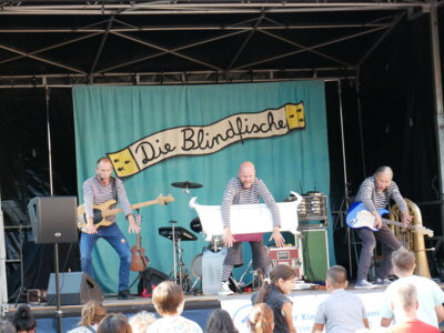 Mit den Blindfischen am Weltkindertag auf dem Marktplatz (Bild vergrößern)