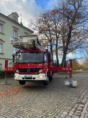 Alle Jahre wieder: Feuerwehr Coswig unterstützt mit Teleskopmast das Aufhängen der Weihnachtssterne (Bild vergrößern)