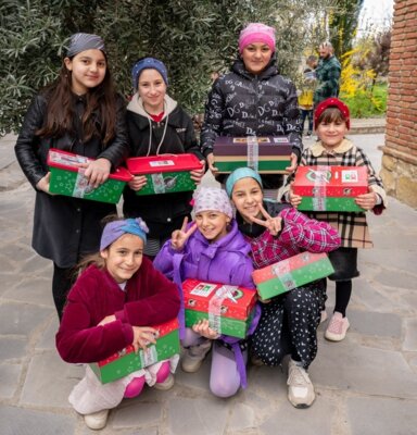 Kinder in Georgien freuen sich über ihre Schuhkartons aus dem deutschsprachigen Raum. (Bildquelle: Samaritan's Purse e. V.)