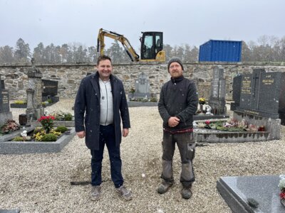 Bürgermeister Andreas Eckl (l.) und Landschaftsgärtner Stefan Zollner machen sich ein Bild vom gepflegten Zustand des Friedhofes Moosbach.