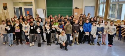 Frau Jammas bringt Martinsbrezeln (Bild vergrößern)
