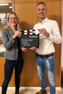 Sonja Olbrich, Betreuerin für kommunale Kunden der N-ERGIE, übergibt die Spende an Bürgermeister Holger Bezold.