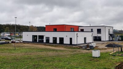 LEADER-gefördertes Multifunktionsgebäude mit Mehrgenerationenansatz auf dem Sportplatz in Werneuchen (Projekt zum Bau der Außenanlage erhielt nun ein positives Votum) (Bild vergrößern)