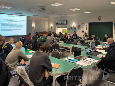 In der Präsenzveranstaltung trafen sich erstmals Kameradinnen und Kameraden zur Truppmann-Ausbildung. Foto: Anna-Jasmin Hartinger/Stadt Pritzwalk (Bild vergrößern)