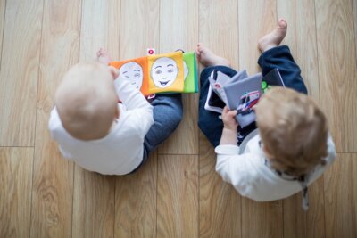 In der Krabbelgruppe „Kleine Lesewölfe“ können sich Familien von kleinen Kindern treffen, austauschen und etwas über das Vorlesen erfahren. Foto: Pixabay/ParentiPacek (Bild vergrößern)