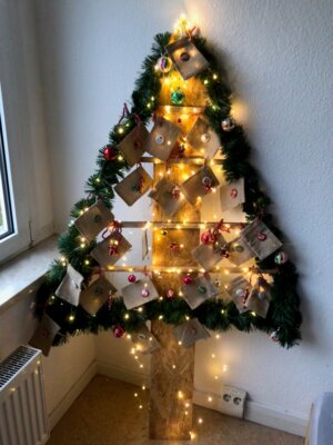 Advent, Advent, ein Lichtlein brennt! Der selbstgebaute Adventskalender im JND (Bild vergrößern)