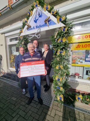 Ehrenmitglied Rolli Bührmann nimmt den Scheck dankend entgegen