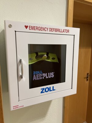 Foto zur Meldung: Defibrillator im Verwaltungsgebäudes Karl-Liebknecht-Straße