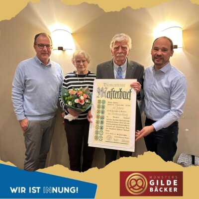 Obermeister Georg Krimphove und Geschäftsführer Jan-Hendrik Schade überreichen Willy Häder, im Beisein seiner Frau Anna Maria, den Diamantenen Meisterbrief (Bild vergrößern)