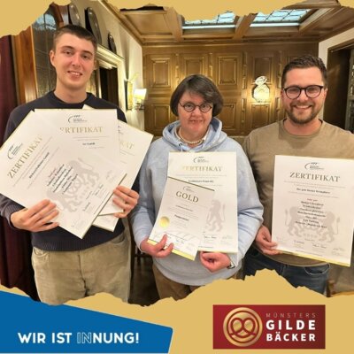 von l. nach r.: Max Hanke, Barbara Altrogge und Christopher Krimphove nehmen die Urkunden der Brotprüfung entgegen (Bild vergrößern)