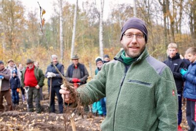 Einstein-Gymnasium unterstützt erfolgreiche Baumpflanzaktion (Bild vergrößern)