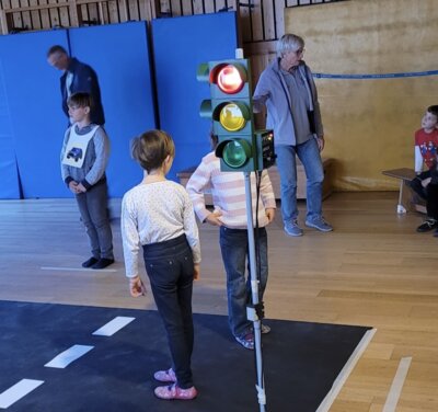 Stiftung ADAC zu Gast in Jahrgang 1 - Aufgepasst mit ADACUS! (Bild vergrößern)