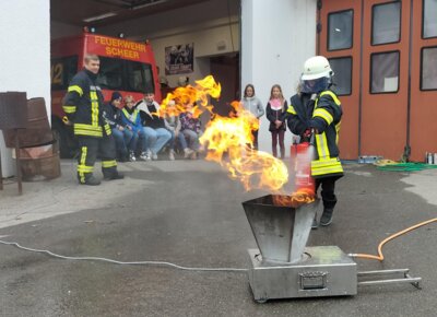 Meldung: Grundschulkinder erleben beim "Helfertag" die Arbeit der Feuerwehr