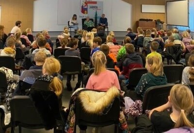 Aufmerksam lauschten Grundschul- und Kita-Kinder den Vorlesern Jessica Poggensee (auf der Bühne, von links), Ute Hacker und Bürgermeister André Werner. (Foto: Maria Föste)