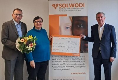 Übergabe des Spendenschecks: Von links nach rechts: Georg Moesta, Dr. Maria Decker und Günter Hilger. Foto: Anne Knopp / SOLWODI