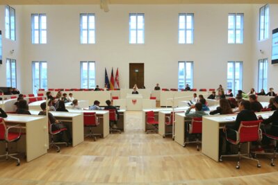 Das Sally-Bein-Gymnasium im Landtag: Diskussion um den Führerschein ab 16 im Planspiel (Bild vergrößern)