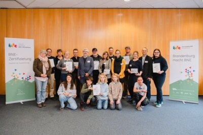 https://www.bne-in-brandenburg.de/aktuelles/details-zur-meldung/bne-zertifizierung-brandenburg-sechs-organisationen-ausgezeichnet?shortcut=1&uid=25&cHash=b1c8a19f36bd2c352033a6128805ab6b (Bild vergrößern)