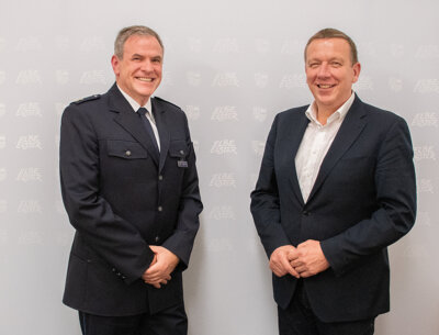 Fotos: Pressestelle Kreisverwaltung/Tilo Wank - Landrat Christian Jaschinski (r.) begrüßte Polizeioberrat Ronny Koch
