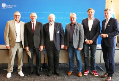 Bild von links: Erster Bürgermeister Stefan Busch, Dr. Max Feldwieser, Hans Wolfrum,  BRK-Kreisvorsitzender Stefan Pöhlmann, BRK-Geschäftsführer Jörg von der Grün und Landrat Dr. Oliver Bär (Bild vergrößern)