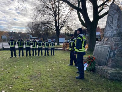 Kranzniederlegung am Ehrenmahl in Schnakenbek
