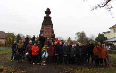 Das Kriegerdenkmal in Kostebrau befindet sich vor dem Ortsteilzentrum