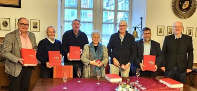 Familienbuch an die Bürgermeister übergeben  - Ursula Buchholz und Klaus Layendecker sind die Autoren -