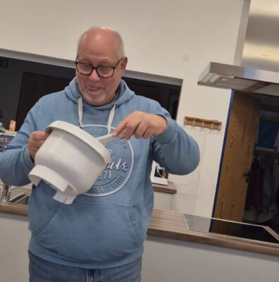 Auch Männer waren beim Kuchenbacken dabei.