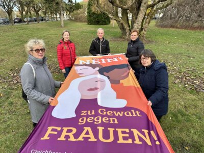 Am 25. November wurde am Elmshorner Platz vor dem Wittenberger Rathaus eine Fahne mit der Aufschrift „Wir sagen Nein zu Gewalt gegen Frauen!“ gehisst I Foto: Martin Ferch (Bild vergrößern)