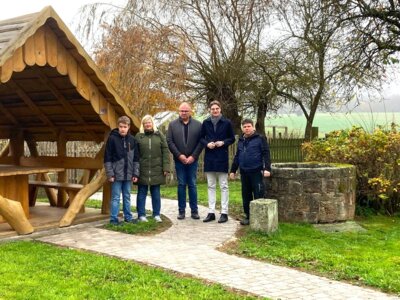 Pflasterarbeiten am Dorfmittelpunkt in Oberstoppel (Bild vergrößern)