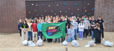 Jahrgang 6 beim World Cleanup Day 2024 (Bild vergrößern)