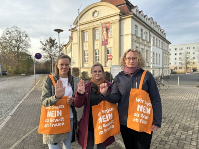 „NEIN“ zu Gewalt an Frauen: Fahnehissen und Tragetaschen-Aktion in OSL (Bild vergrößern)