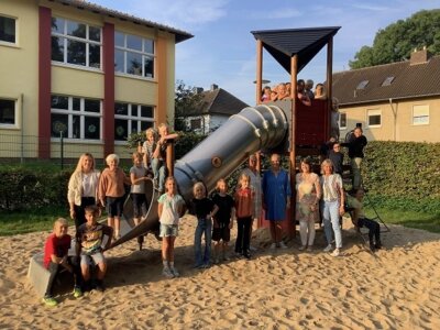 Neues Spiel- und Klettergerüst mit Rutsche