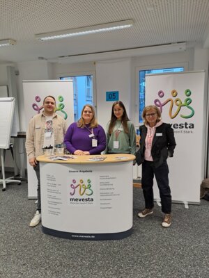 Unser Team beim Studieninfotag: (von links) Tom Schmidt (Jugendhilfe), Sarah Dreyer (Suchthilfe), Melissa Brill (Suchthilfe) und Michaela Benz (Öffentlichkeitsarbeit)