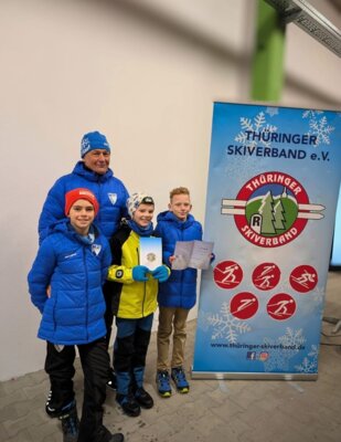 Nevio, Philipp, Jannik, v.l.n.r. mit Trainer Klaus Baacke