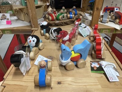 Meldung: Das perfekte Weihnachtsgeschenk für die Kleinsten: Holzspielzeug aus fairem Handel