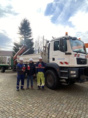 Aufstellung des Weihnachtsbaumes (Bild vergrößern)