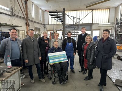 Verleihung des Inklusionspreises 2024 an die Stahl- und Treppenbau Kuhla GmbH in Vetschau. v.l.: Marcus Ott, OSL-Wirtschaftsförderer, Bengt Kanzler, Bürgermeister von Vetschau/Spreewald, Corina Reifenstein, Präsidentin der Handwerkskammer Cottbus, Frau und Herr Kuhla, Leon Wolff, Auszubildender der Stahl- und Treppenbau Kuhla GmbH, OSL-Landrat Siegurd Heinze, Martina Gregor-Ness, OSL-Kreistagsvorsitzende, Uta Paulick, OSL-Bildungsbüro (Bild: Landkreis OSL/Nora Bielitz) (Bild vergrößern)