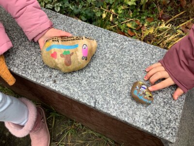 Aktion „Wandersteine“ am Tag der Kinderrechte – die Grundschule Asemissen war dabei (Bild vergrößern)