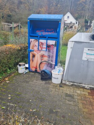 Wiederholte Müllablagerungen bei Altkleidercontainern (Bild vergrößern)
