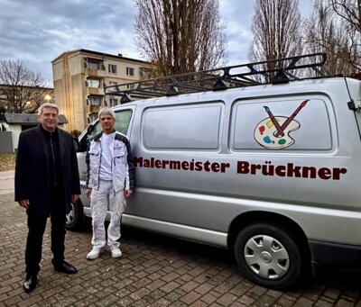 Dr. Oliver Hermann gratulierte Dirk Brückner zum 30-jährigen Bestehen I Foto: Gabriele Hahn (Bild vergrößern)