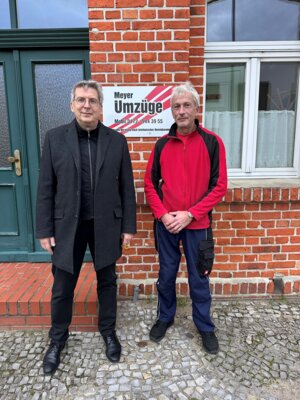 Dr. Oliver Hermann und Steffen Meyer (r), der mit seinem Umzugs- und Transportunternehmen in diesem Jahr sein 20-jähriges Jubiläum feiert I Foto: Gabriele Hahn (Bild vergr&ouml;&szlig;ern)