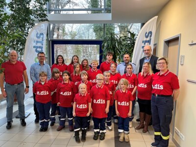Foto zur Meldung: E.DIS Netz GmbH sponsert neue T-Shirts für die Kinder- und Jugendfeuerwehr Wolsier