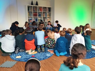 „Lesen verbindet“ – Märchen-Vorlesetag für die Klassen 1a und 3a der Grundschule Riemerling (Bild vergrößern)