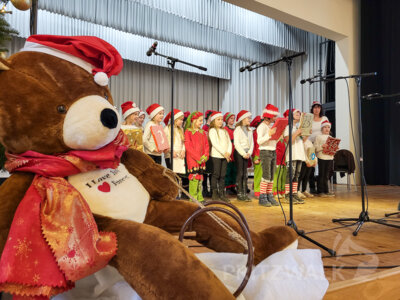 Die Kinder des Hortes Kunterbunt präsentierten einen musikalischen Adventskalender. Foto: Beate Vogel/Stadt Pritzwalk (Bild vergrößern)